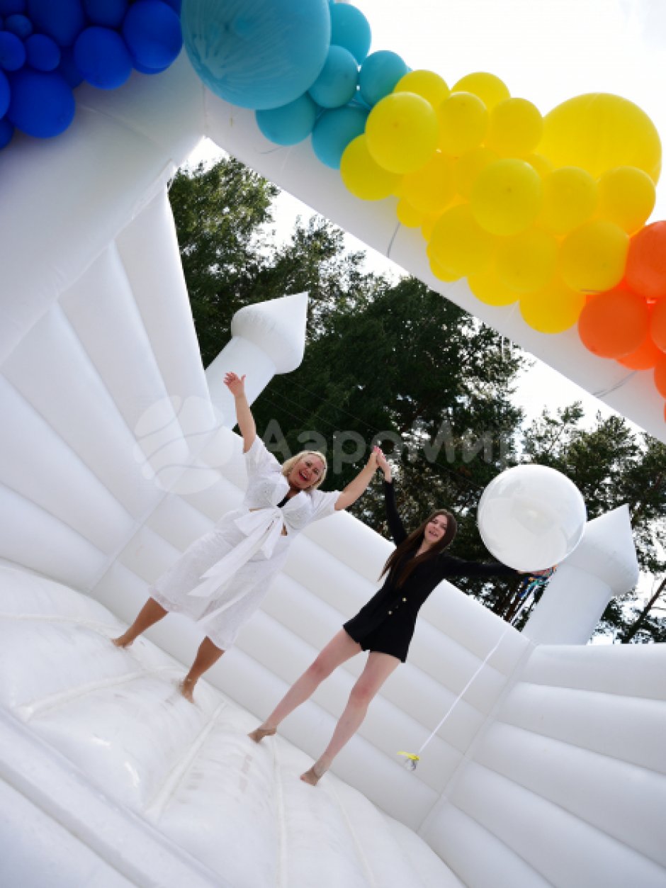 Надувной белый батут — для свадебного торжества, выставки, шоу, проката или аренды