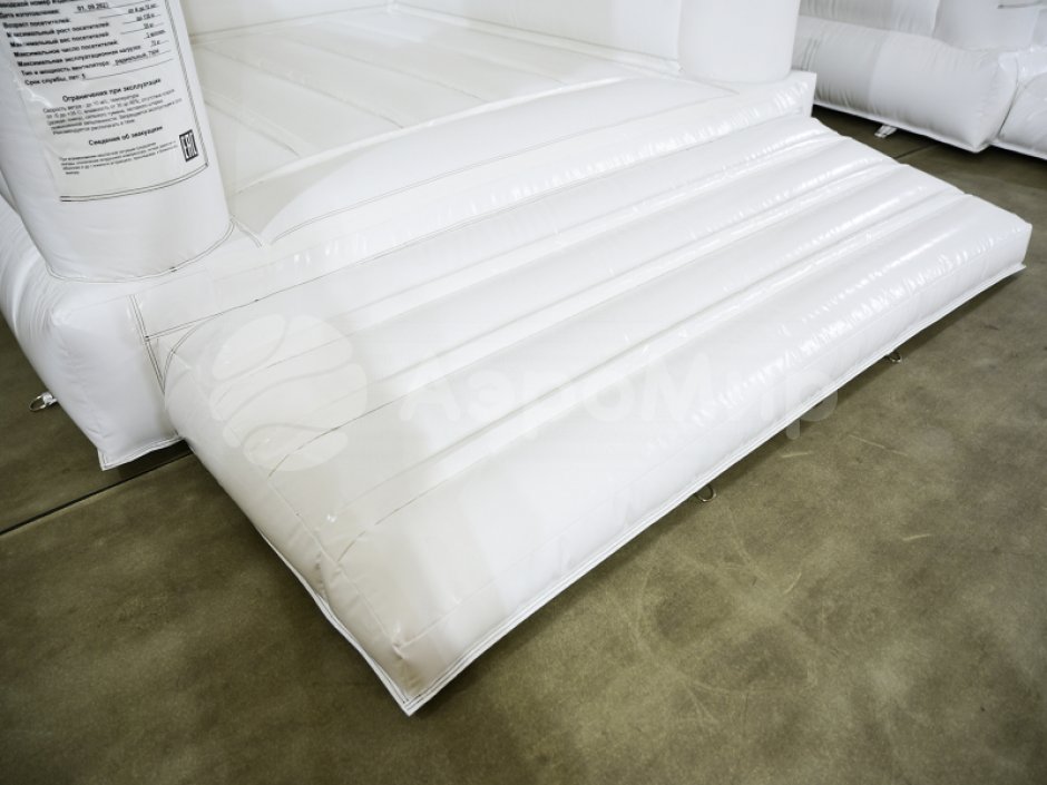 Надувной белый батут — для свадебного торжества, выставки, шоу, проката или аренды