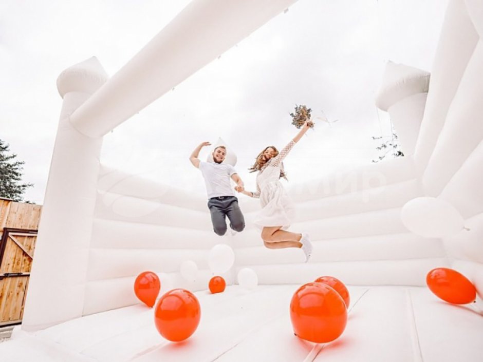Надувной белый батут — для свадебного торжества, выставки, шоу, проката или аренды