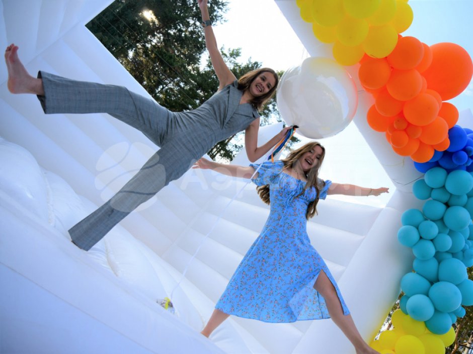 Надувной белый батут — для свадебного торжества, выставки, шоу, проката или аренды