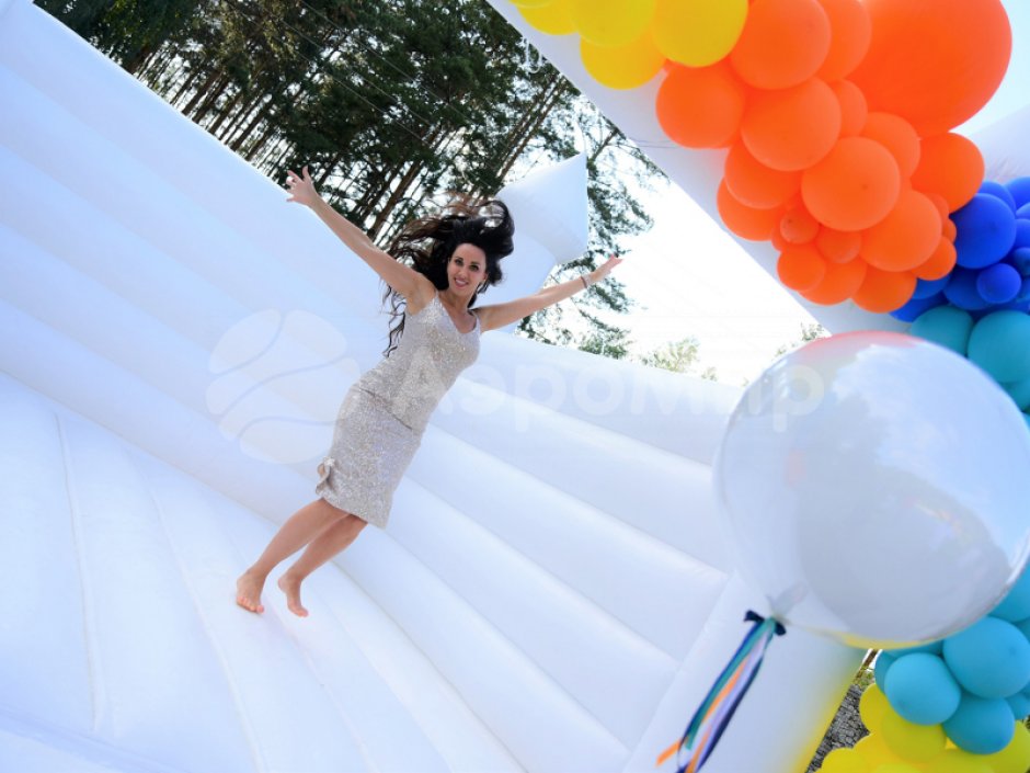 Надувной белый батут — для свадебного торжества, выставки, шоу, проката или аренды