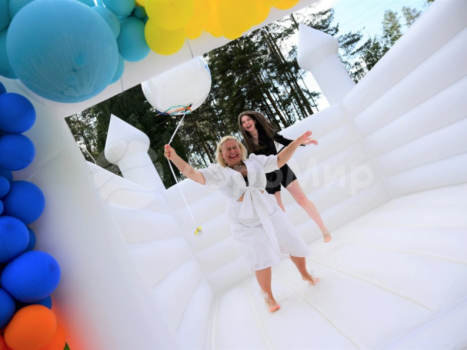 Надувной белый батут — для свадебного торжества, выставки, шоу, проката или аренды
