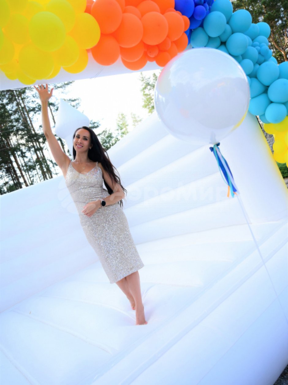 Надувной белый батут — для свадебного торжества, выставки, шоу, проката или аренды