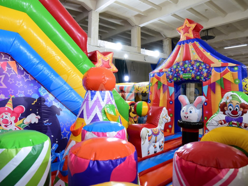Надувной батут Цирк с горками и батутной ареной на 56 м²