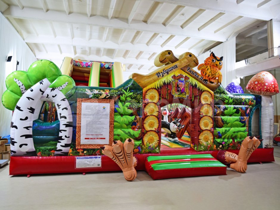 Надувной батут Изба Бабы Яги — большой батут с горкой общей площадью 99 м²