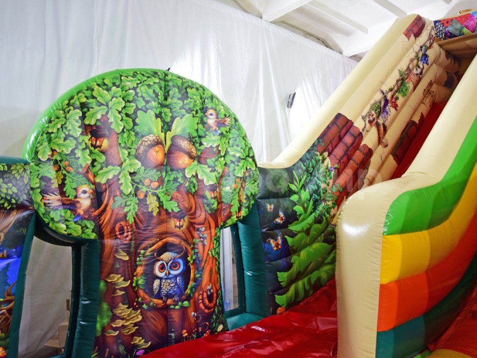 Надувной батут Изба Бабы Яги — большой батут с горкой общей площадью 99 м²