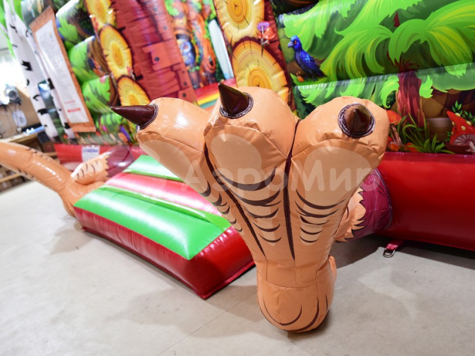 Надувной батут Изба Бабы Яги — большой батут с горкой общей площадью 99 м²