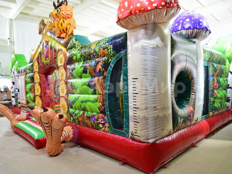 Надувной батут Изба Бабы Яги — большой батут с горкой общей площадью 99 м²