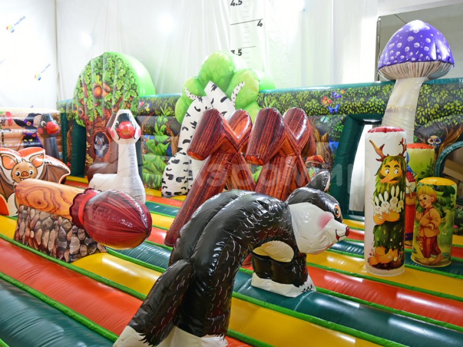 Надувной батут Изба Бабы Яги — большой батут с горкой общей площадью 99 м²