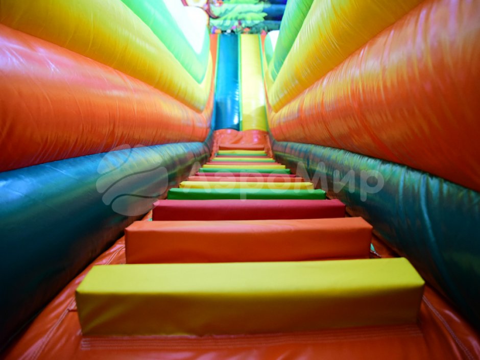 Надувной батут Изба Бабы Яги — большой батут с горкой общей площадью 99 м²