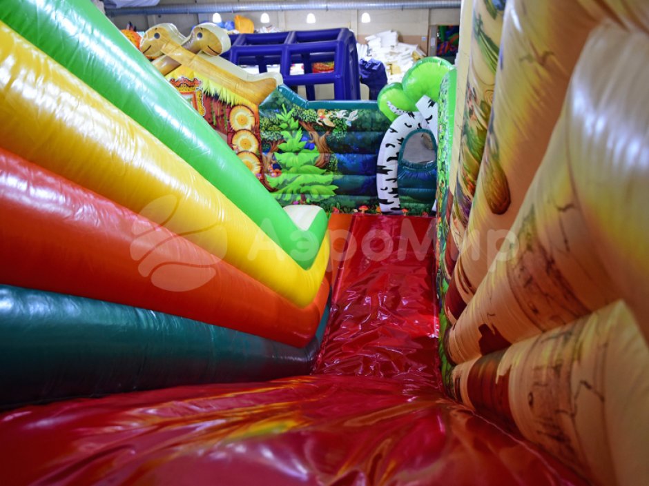 Надувной батут Изба Бабы Яги — большой батут с горкой общей площадью 99 м²