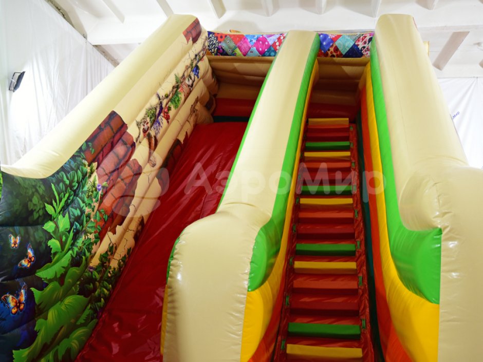 Надувной батут Изба Бабы Яги — большой батут с горкой общей площадью 99 м²