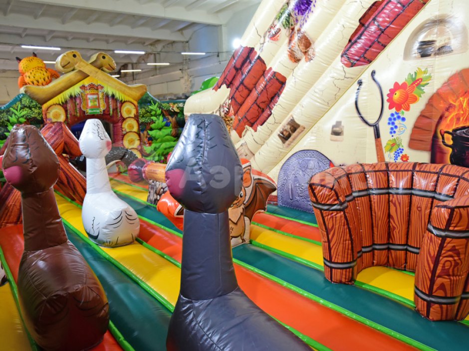 Надувной батут Изба Бабы Яги — большой батут с горкой общей площадью 99 м²