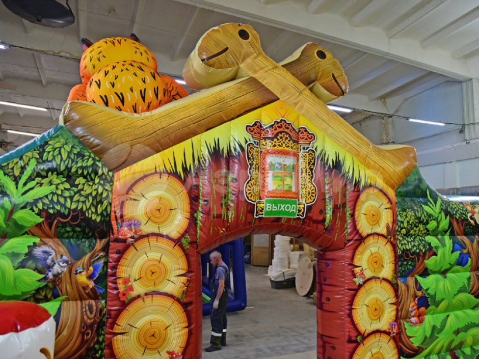 Надувной батут Изба Бабы Яги — большой батут с горкой общей площадью 99 м²