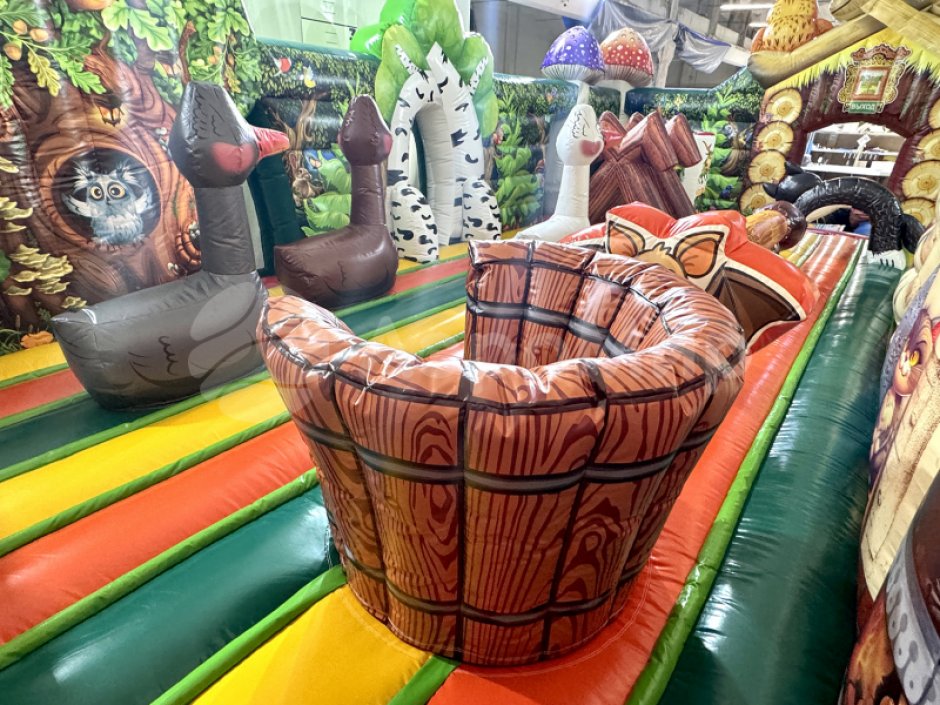 Надувной батут Изба Бабы Яги — большой батут с горкой общей площадью 99 м²