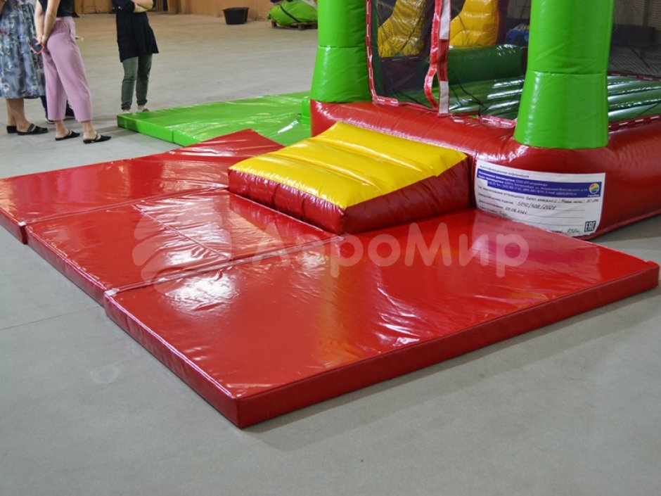 Ударопоглощающие покрытия и маты с наполнением из пенополиуретана для надувного батута для эксплуатации надувного батута