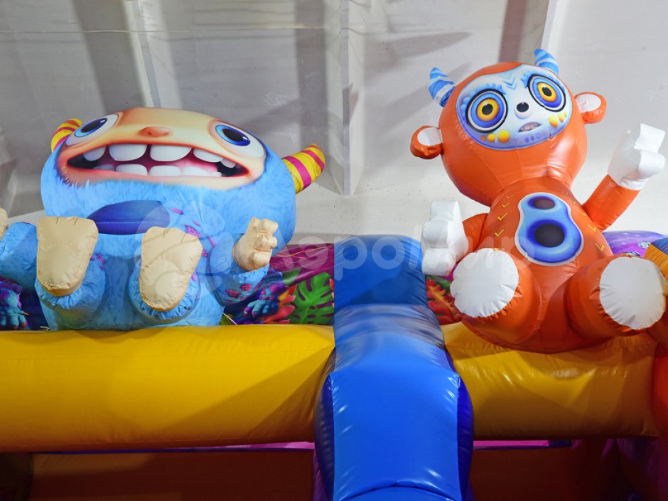 Большой надувной батут горка Монстрики — батут для бизнеса с горкой ↑3,5 м. на 39 м²