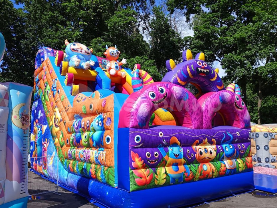 Большой надувной батут горка Монстрики — батут для бизнеса с горкой ↑3,5 м. на 39 м²