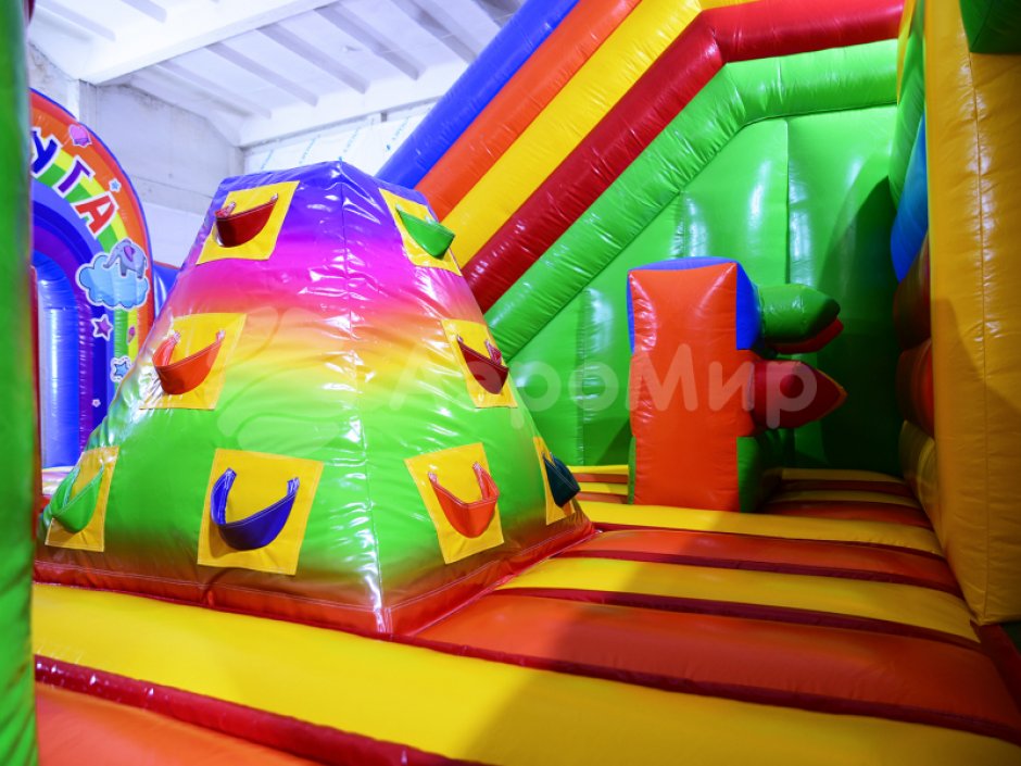 Надувной батут Радуга — большой батут с горкой общей площадью 85 м²