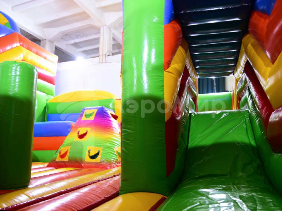 Надувной батут Радуга — большой батут с горкой общей площадью 85 м²