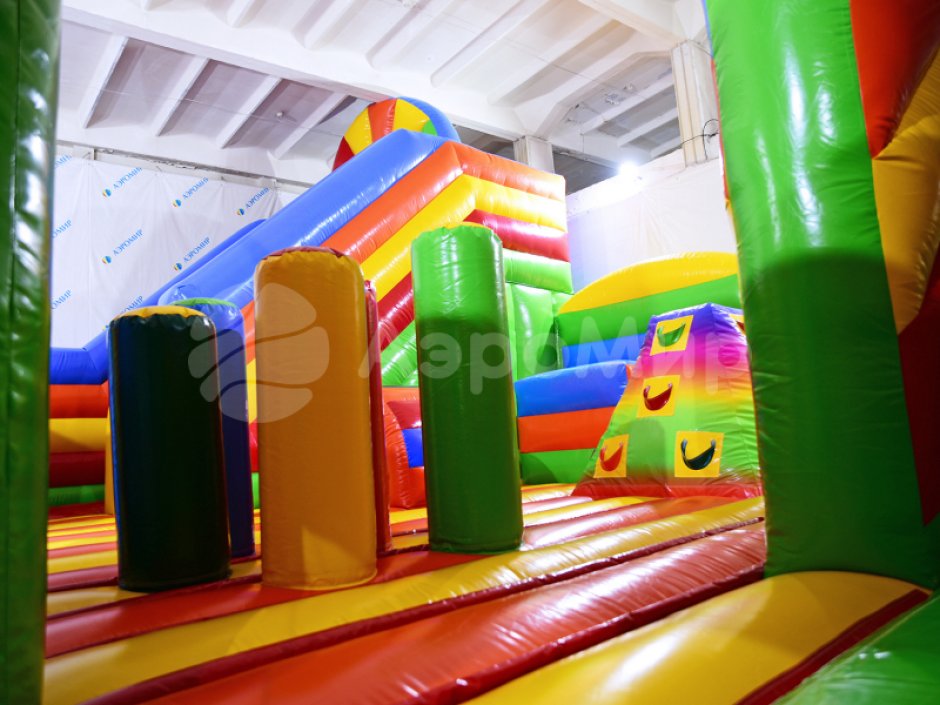 Надувной батут Радуга — большой батут с горкой общей площадью 85 м²