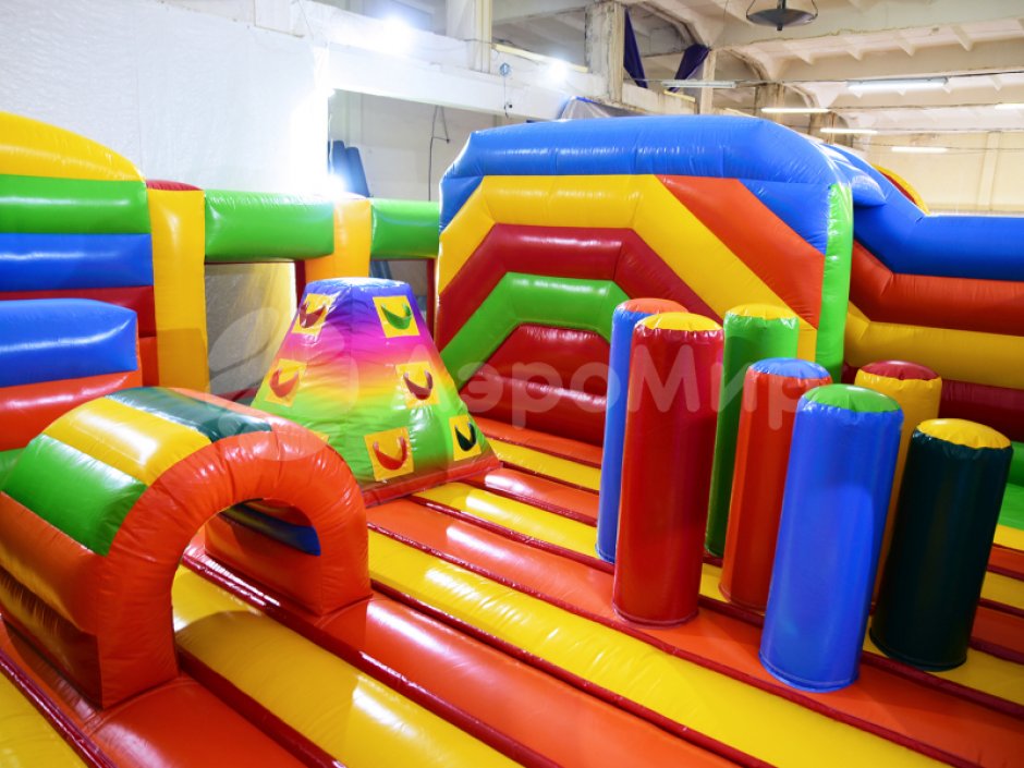 Надувной батут Радуга — большой батут с горкой общей площадью 85 м²