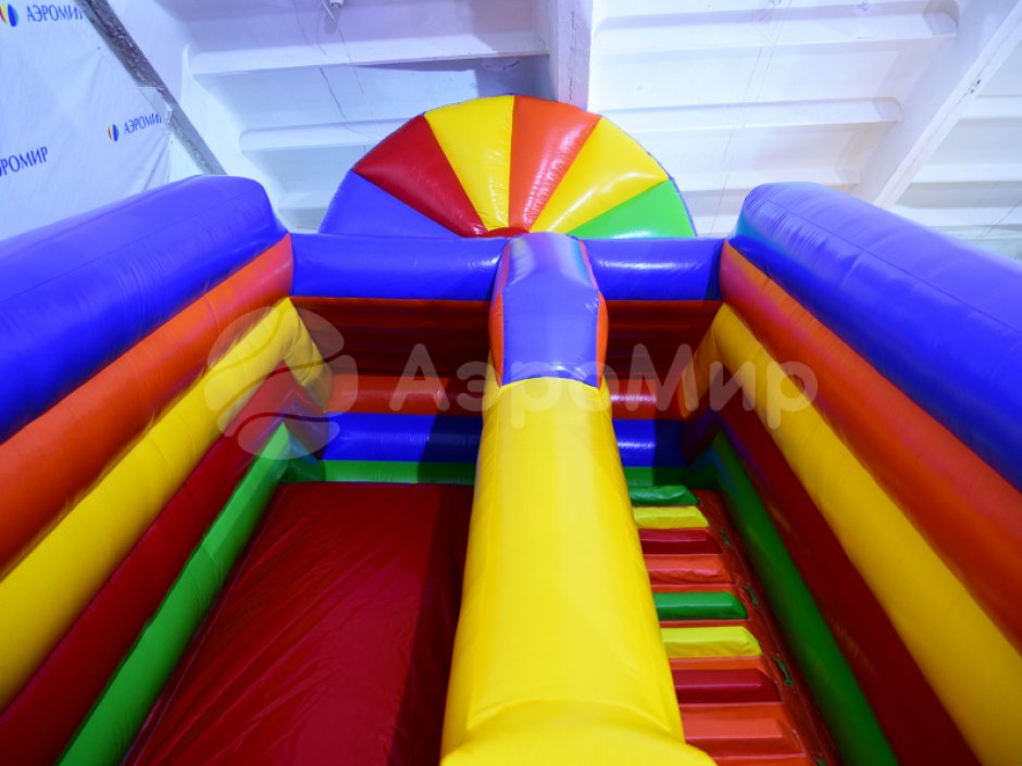 Надувной батут Радуга — большой батут с горкой общей площадью 85 м²