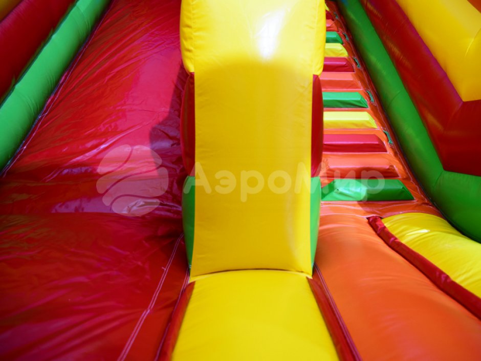 Надувной батут Радуга — большой батут с горкой общей площадью 85 м²
