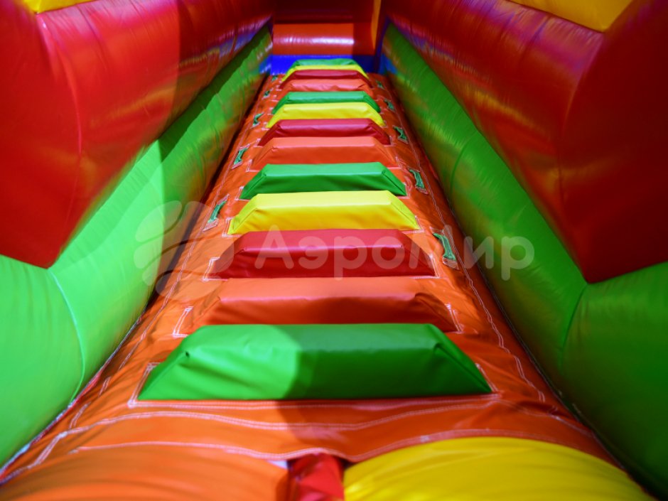 Надувной батут Радуга — большой батут с горкой общей площадью 85 м²