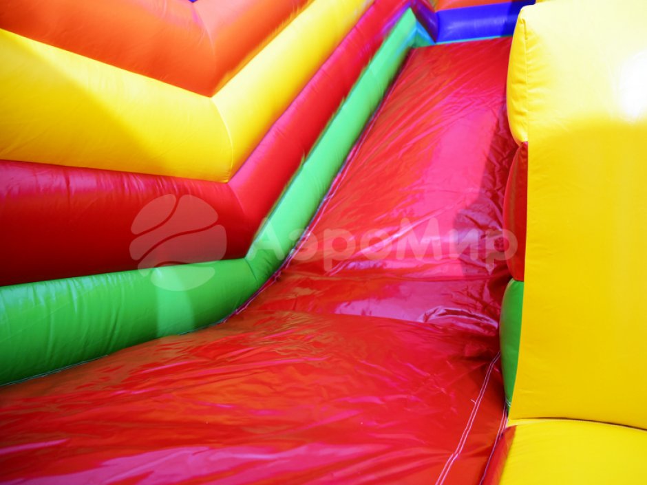 Надувной батут Радуга — большой батут с горкой общей площадью 85 м²