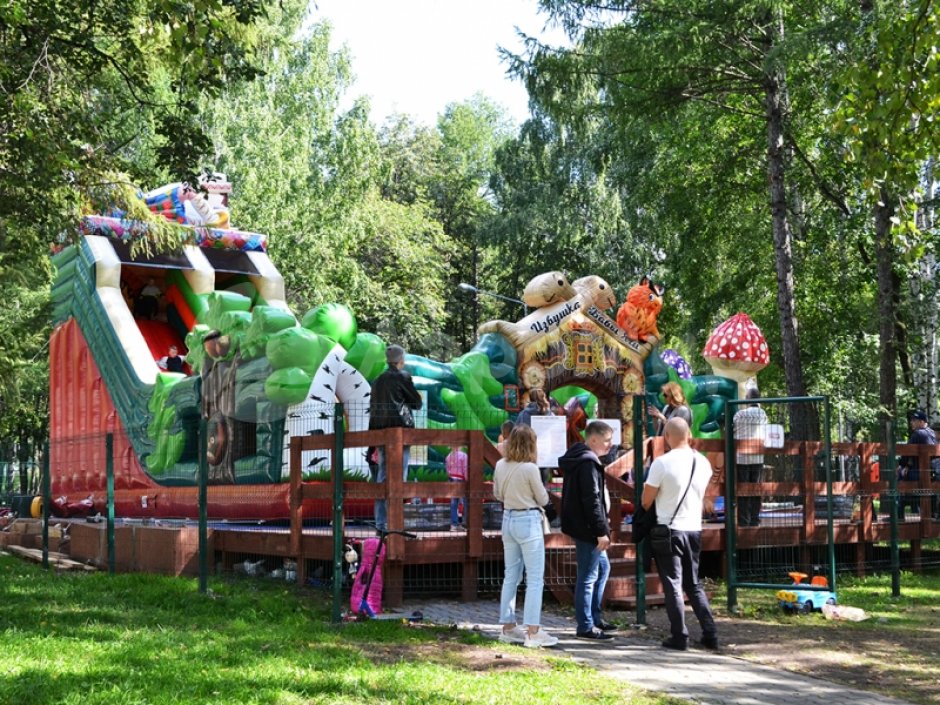 Надувной батут Изба Бабы Яги — большой батут с горкой общей площадью 99 м²