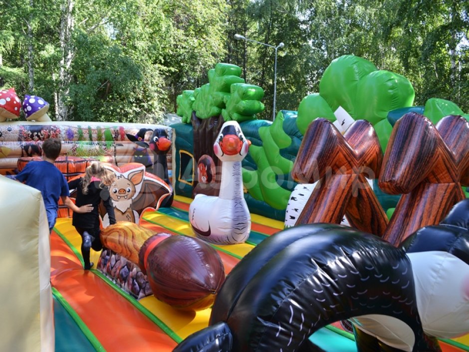 Надувной батут Изба Бабы Яги — большой батут с горкой общей площадью 99 м²
