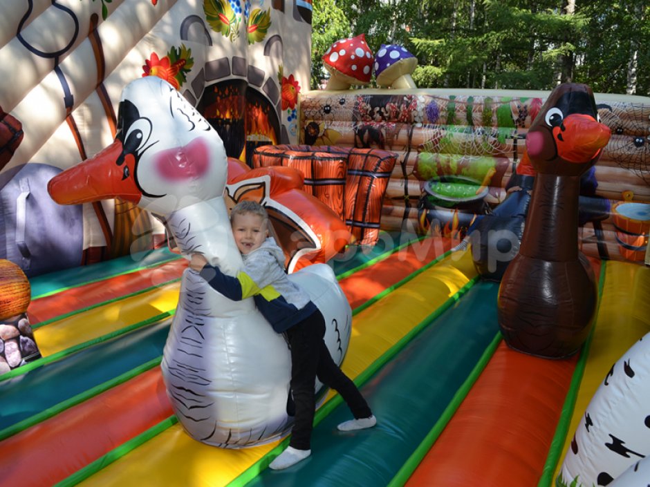 Надувной батут Изба Бабы Яги — большой батут с горкой общей площадью 99 м²