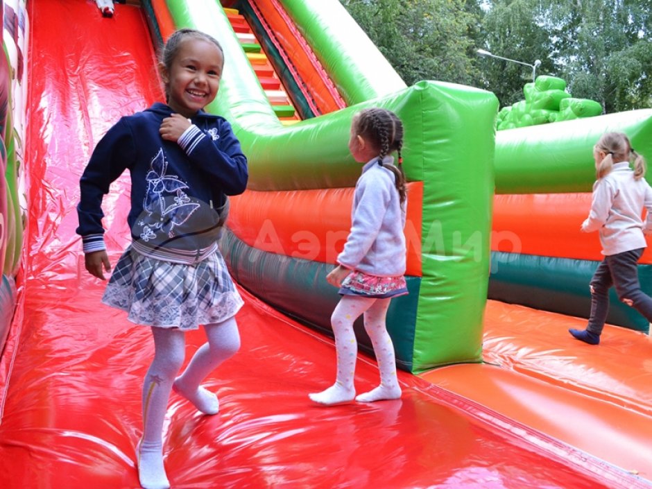 Надувной батут Изба Бабы Яги — большой батут с горкой общей площадью 99 м²