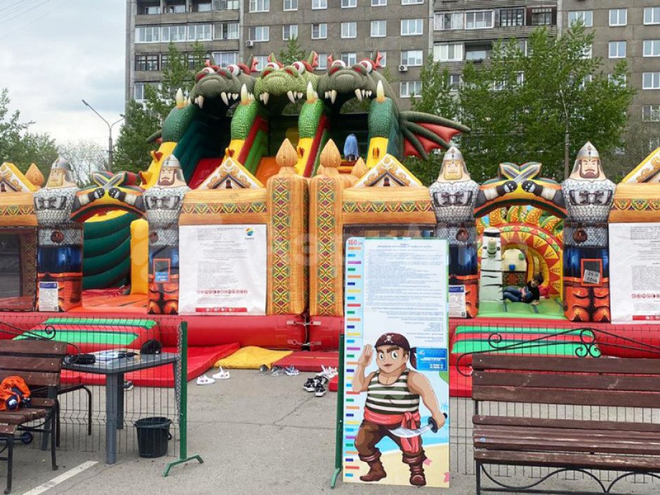 Большой надувной батутный комплекс Змей Горыныч