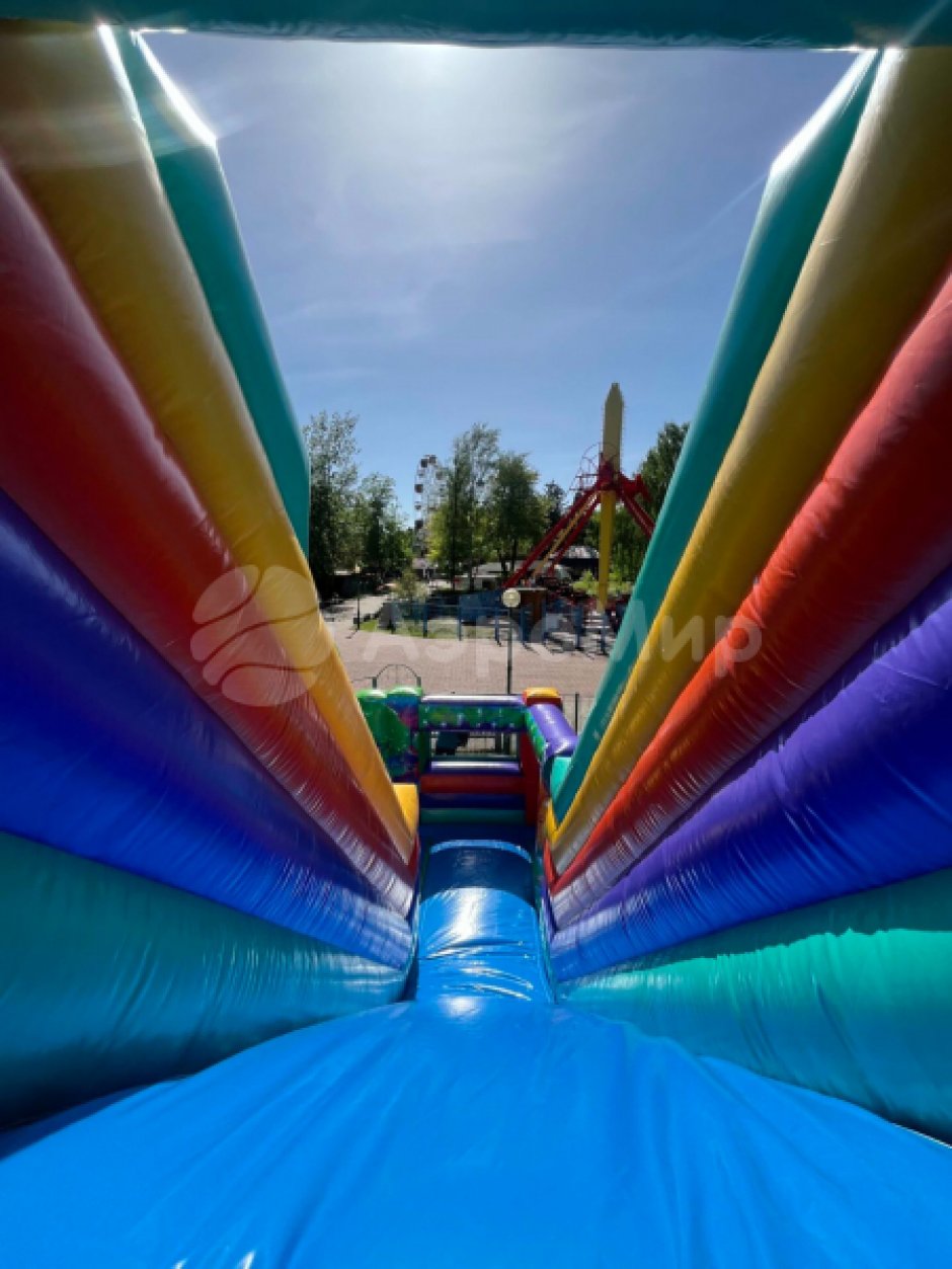Большая фантазия — надувной батут площадью 110 м²