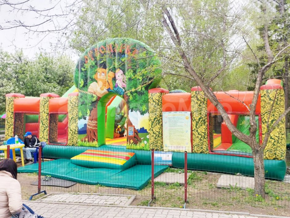 Надувной батутный комплекс Лукоморье — большой коммерческий аттракцион на 85 м²