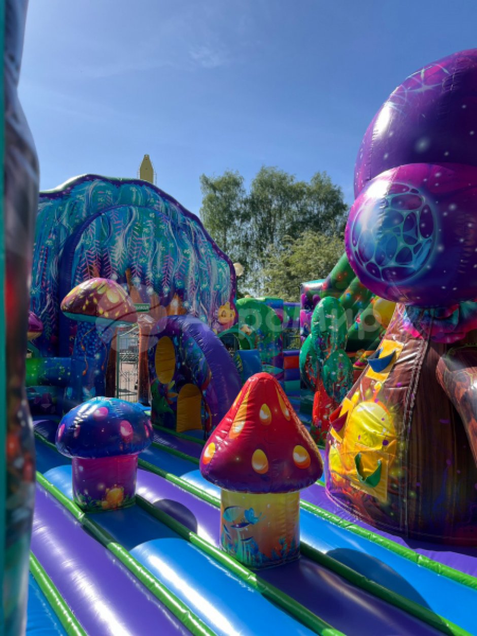 Большая фантазия — надувной батут площадью 110 м²