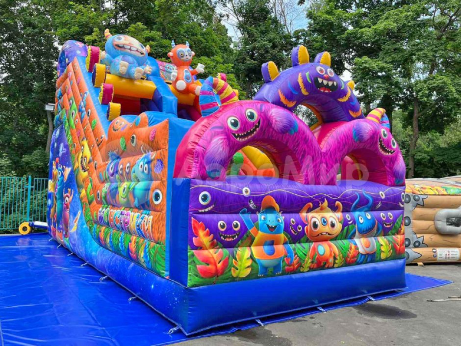 Большой надувной батут горка Монстрики — батут для бизнеса с горкой ↑3,5 м. на 39 м²