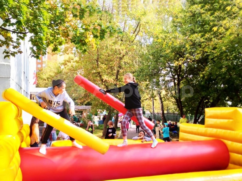 Бой на бревне — командный аттракцион на два участника