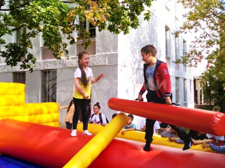 Бой на бревне — командный аттракцион на два участника