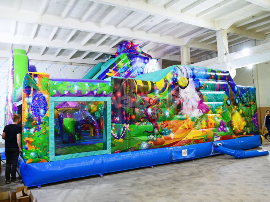 Большая фантазия — надувной батут площадью 110 м²