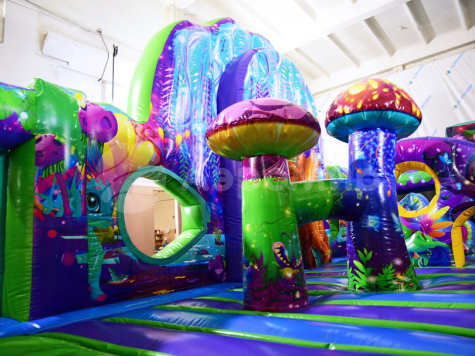 Большая фантазия — надувной батут площадью 110 м²