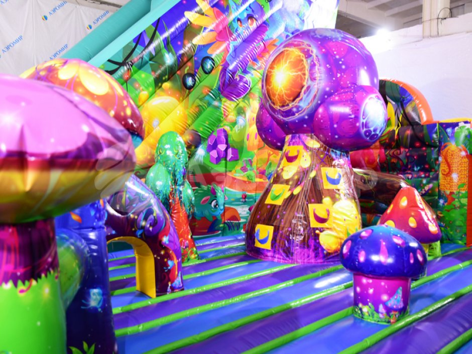 Большая фантазия — надувной батут площадью 110 м²