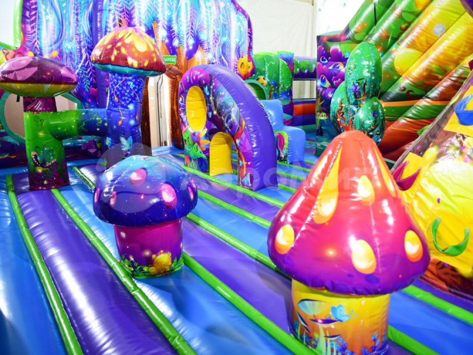 Большая фантазия — надувной батут площадью 110 м²
