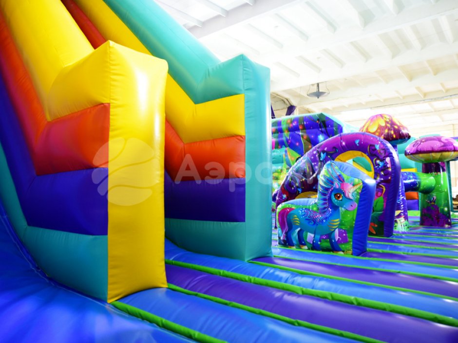 Большая фантазия — надувной батут площадью 110 м²