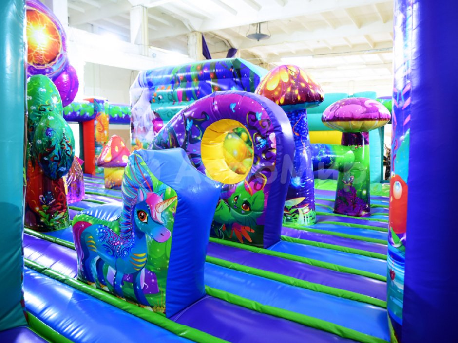 Большая фантазия — надувной батут площадью 110 м²