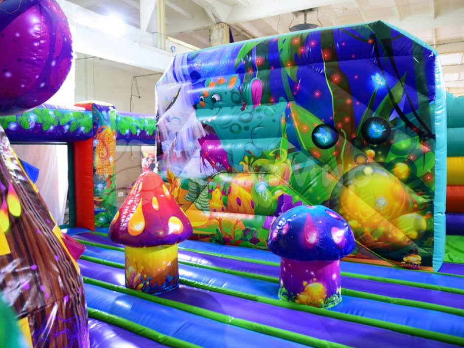 Большая фантазия — надувной батут площадью 110 м²