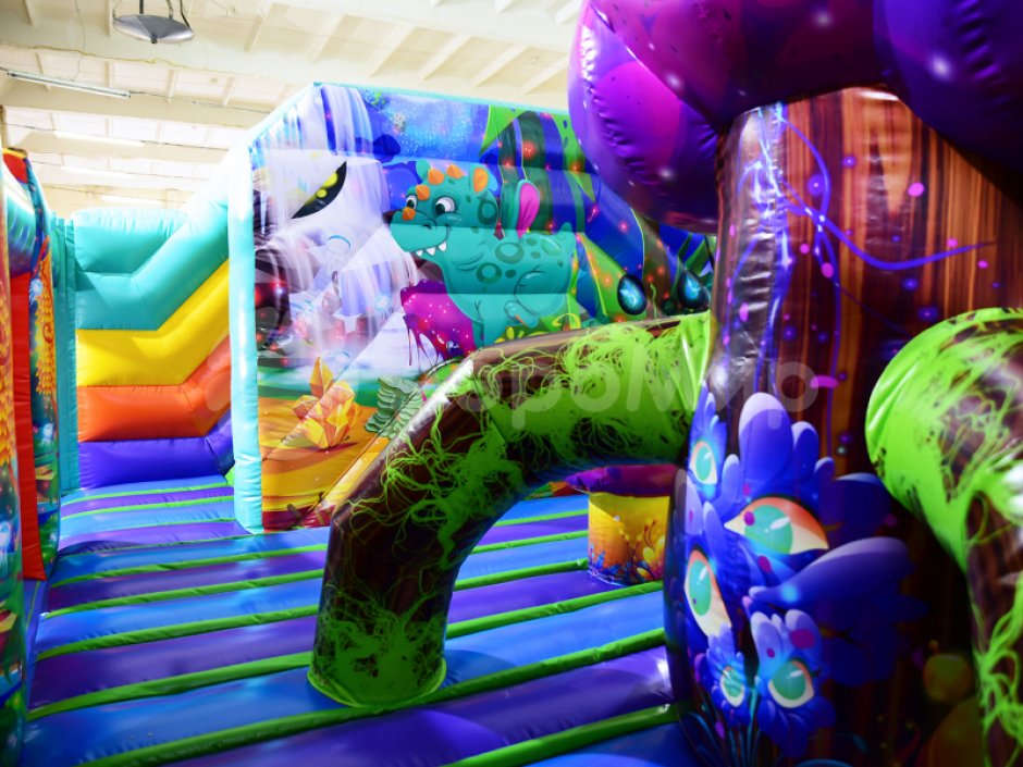 Большая фантазия — надувной батут площадью 110 м²