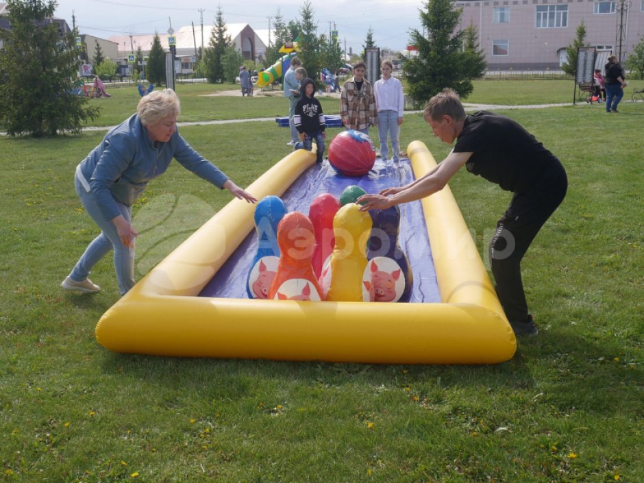 Гигантский боулинг — надувное игровое поле и мягкие кегли больших размеров